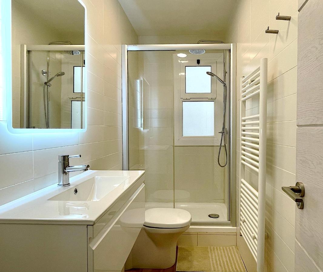 Abbott Apartment - 1 Min From The Beach - 100M2 - Sleeps 8 Сиджес Экстерьер фото